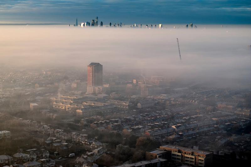 صبح مه آلود در شرق لندن؛ منبع: theguardian؛ عکاس: David Levene
