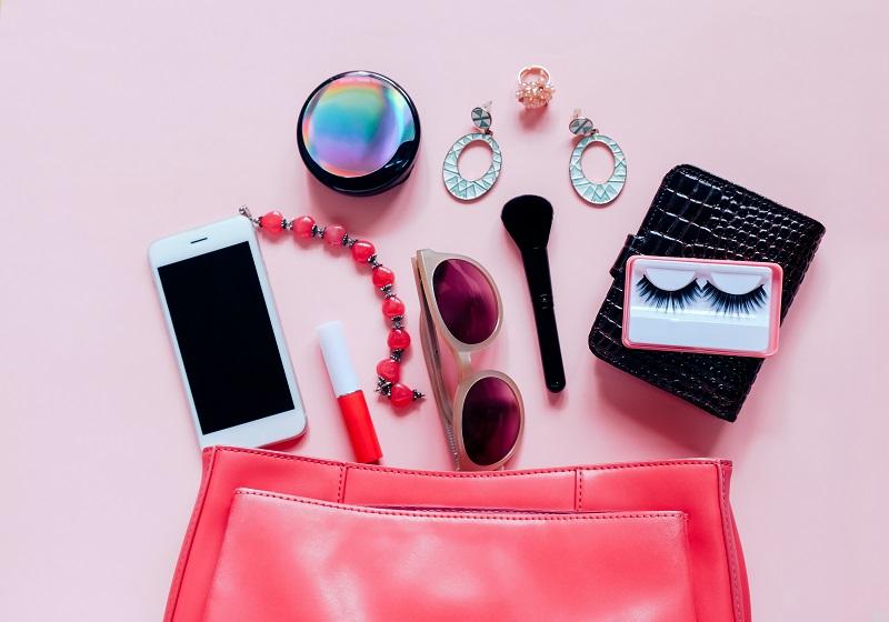 اکسسوری برای سفر دختران؛ منبع عکس: vecteezy.com؛ عکاس: nuchyieephoto