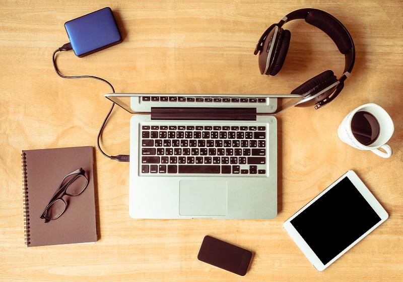 لپ تاپ و تبلت و هدفون؛ منبع عکس: vecteezy.com؛ عکاس: thanuthattaphong