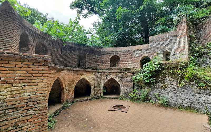 راهنمای سفر یک روزه به قلعه رودخان 13 فضای داخلی قلعه رودخان، منبع عکس: گوگل مپ، عکاس: Mehdi H.Talemi