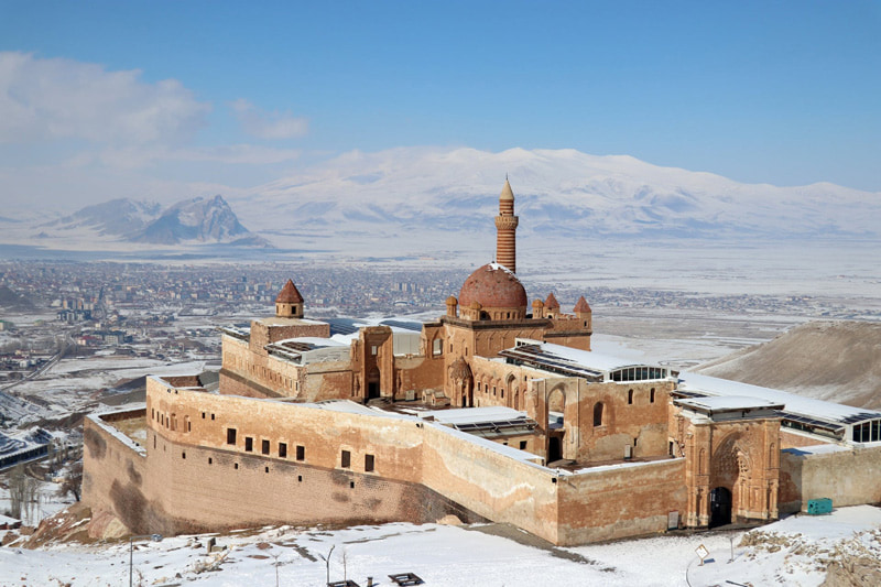 نمایی هوایی از کاخ پوشیده از برف اسحاق پاشا، یکی از مهمترین بناهای تاریخی عثمانی در آناتولی؛ منبع عکس: theguardian؛ نام عکاس: نامشخص 