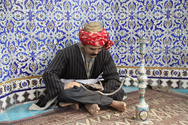 مجسمه مردی با دستار سرخ و قلیان در حمام گنجعلی خان کرمان؛ عکاس: محمد شجاعی
