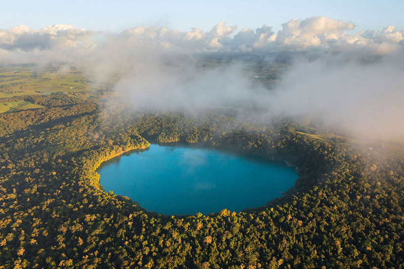 دریاچه ایچام (Lake Eacham) در کوئینزلند 