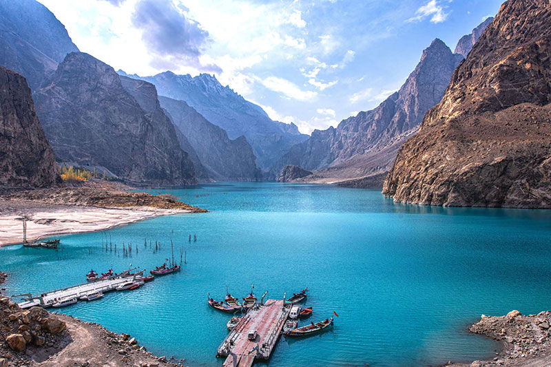 گردشگران در دریاچه عطاآباد (Attabad Lake) در پاکستان