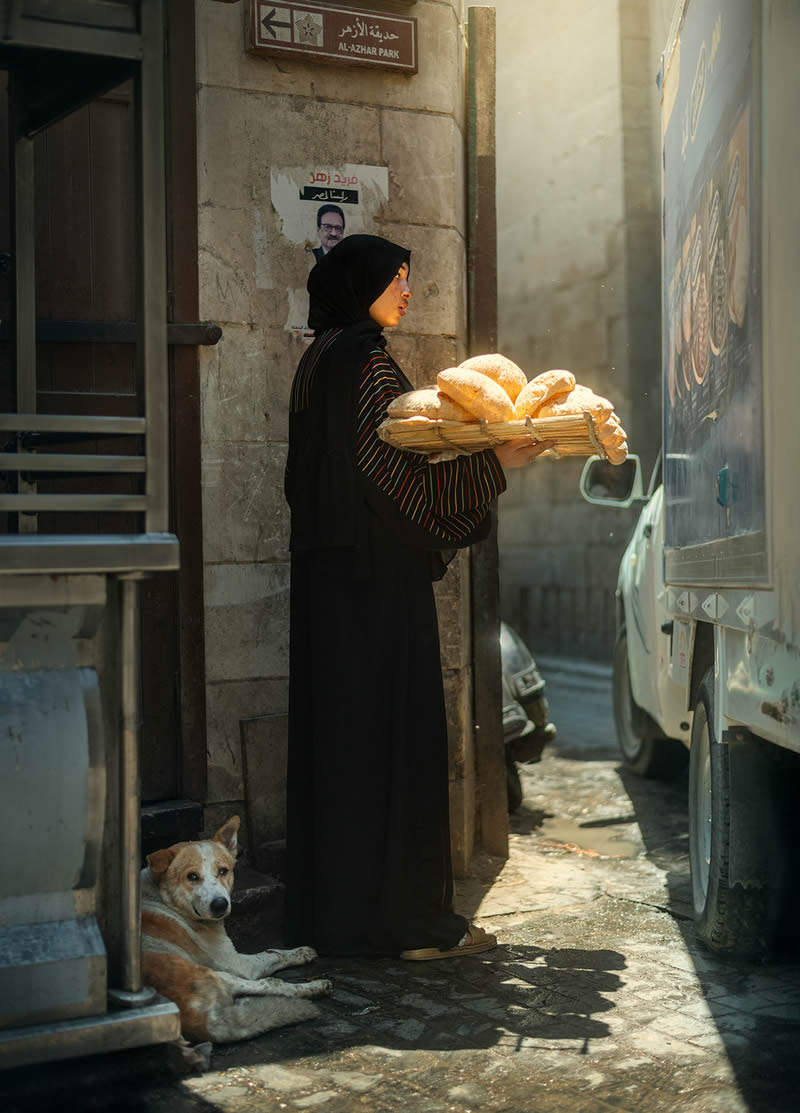 زنی با سینی نان در خیابان های قاهره