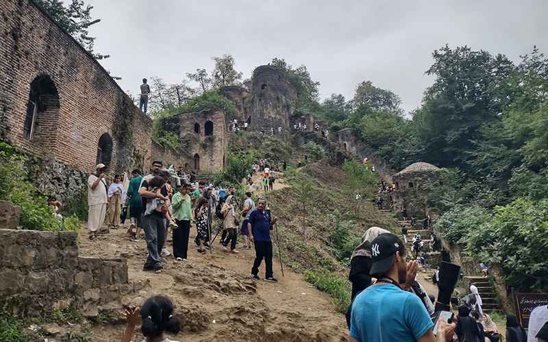 راهنمای سفر یک روزه به قلعه رودخان 5 ازدحام گردشگران در قلعه رودخان، منبع عکس: گوگل مپ، عکاس: Danisha