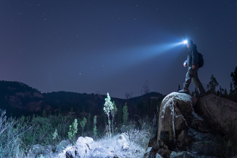 چراغ پیشانی برای شب گردی. منبع: وب سایت olightstore.ca؛ عکاس: نامشخص