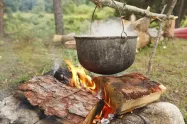 پخت سنتی غذا روی آتش؛ منبع عکس: npr؛ نام عکاس: نامشخص