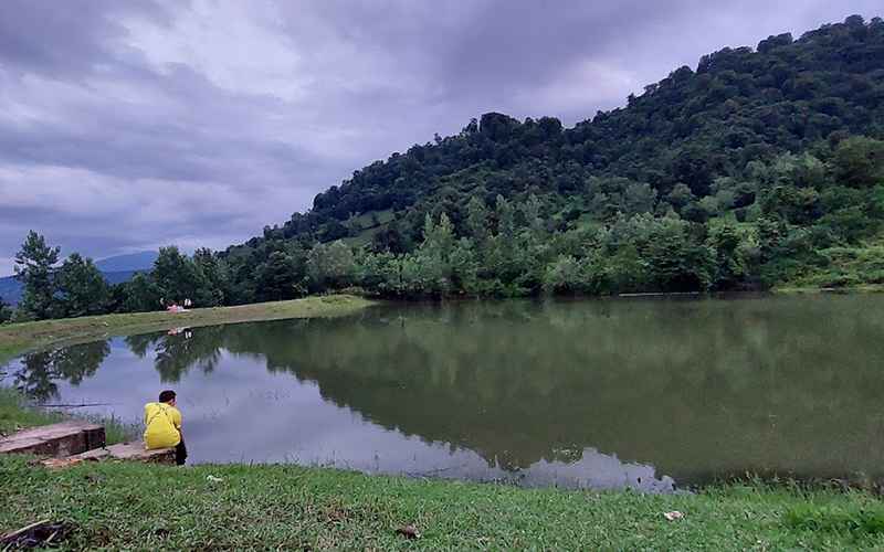 راهنمای سفر یک روزه به قلعه رودخان 9 دریاچه ملسکام در جنگل، منبع عکس: گوگل مپ، عکاس: جواد فلاحت