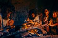 انسان های غارنشین به دور آتش؛ منبع عکس: Ancient Origins؛ نام عکاس: نامشخص