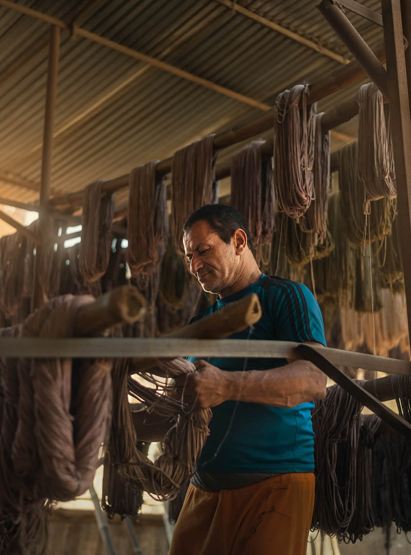 مرد مصری در کارگاه نخریسی