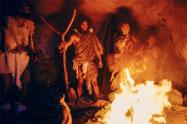 آتش افروزی غارنشینان؛ منبع عکس: Ancient Origins؛ نام عکاس: نامشخص
