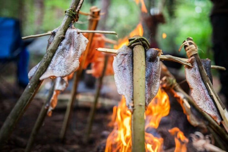 پخت ماهی روی آتش؛ منبع عکس: a.woodsman؛ نام عکاس: نامشخص