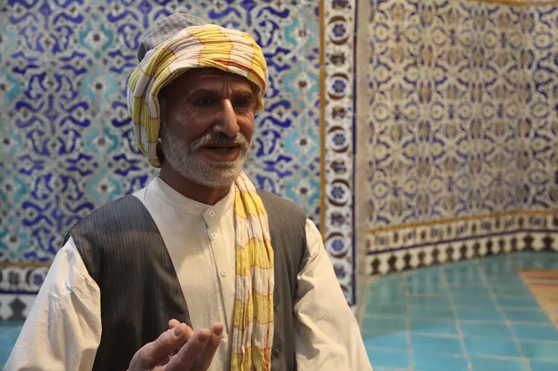 مجسمه مردی با دستار زرد و سفید در حمام گنجعلی خان کرمان؛ عکاس: محمد شجاعی