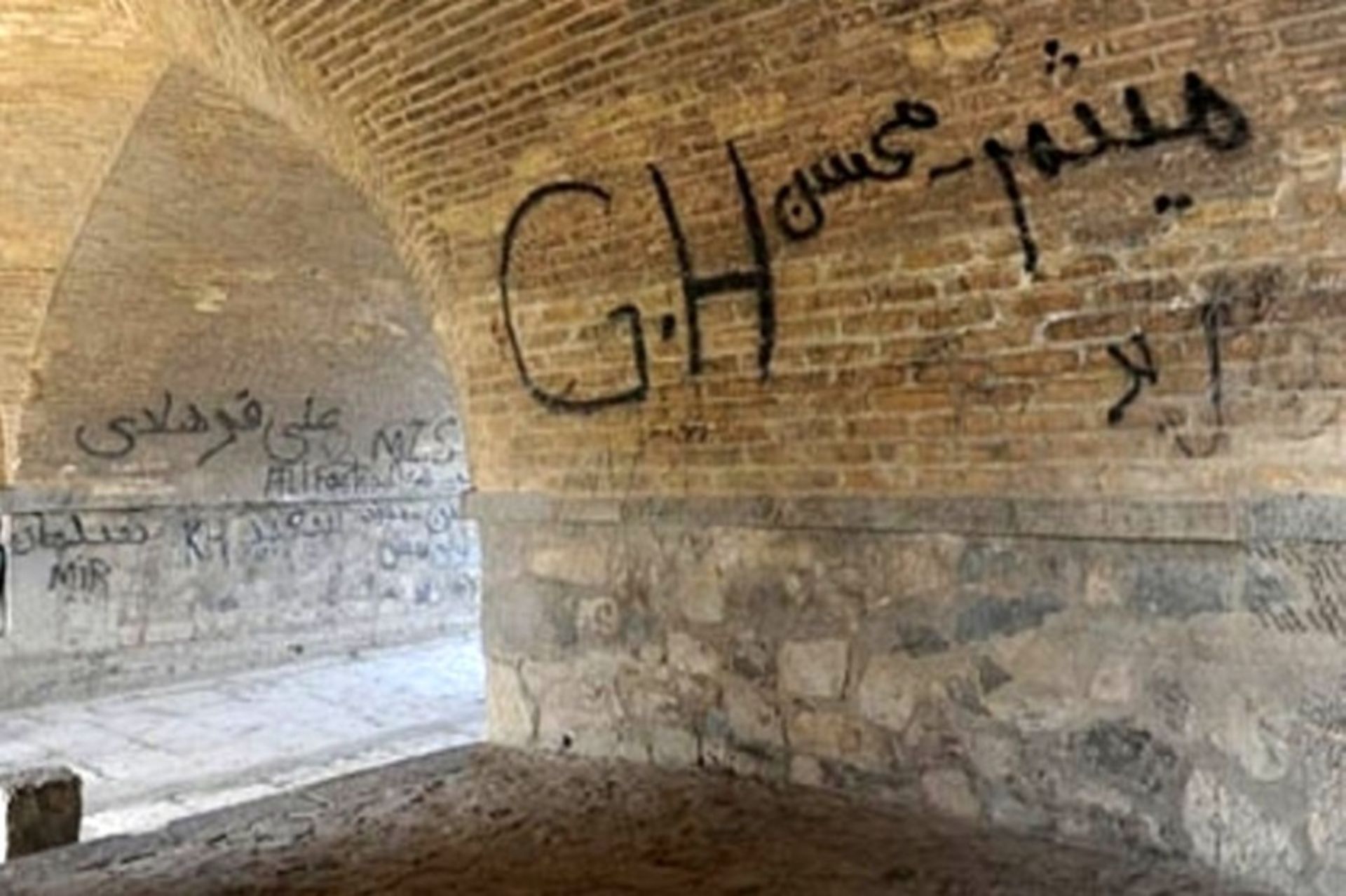 دیوارنویسی روی دیوارهای سی و سه پل