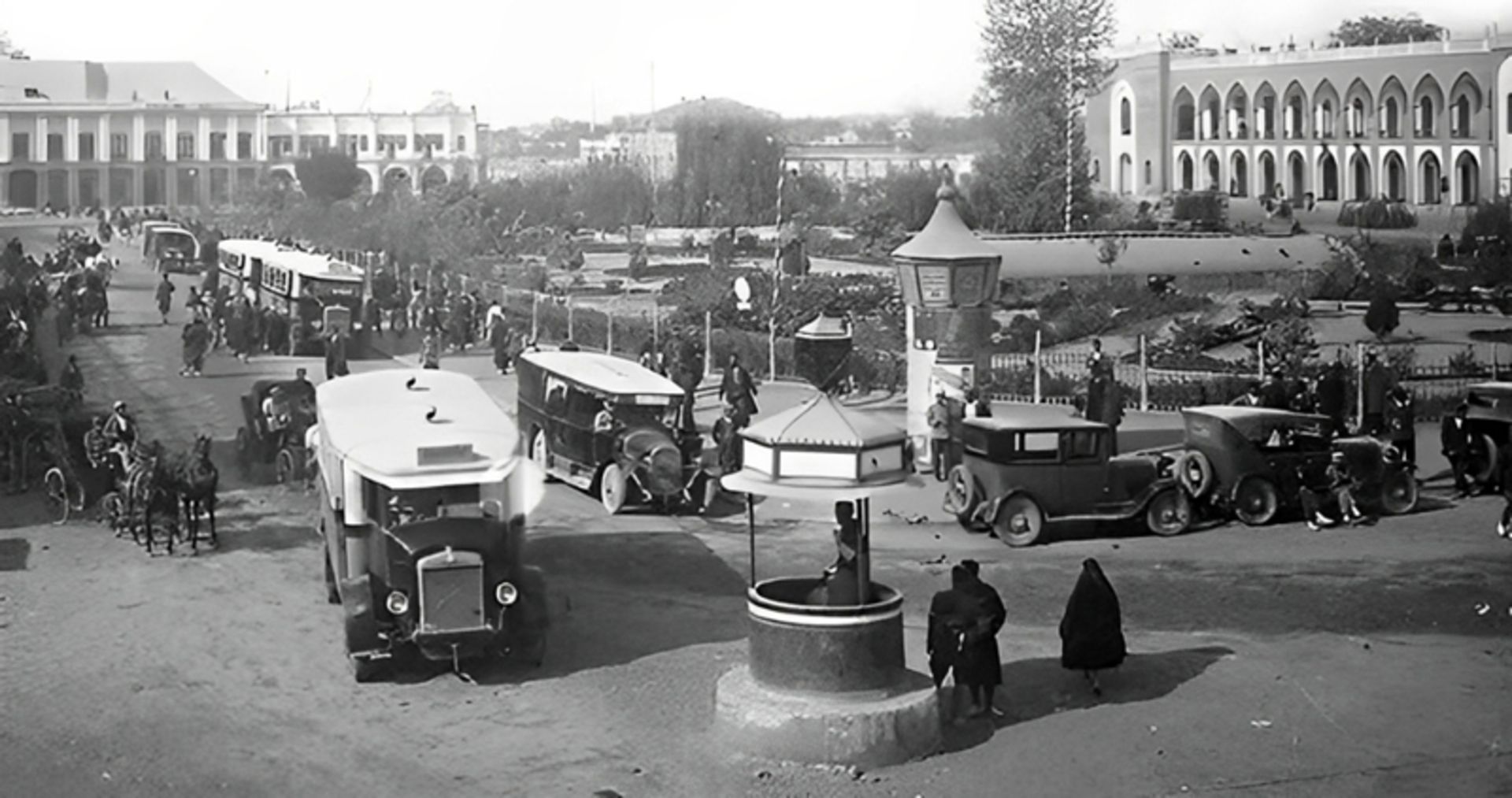 سفر به تهران قدیم؛ عکس خاص میدان توپخانه با خودروهای عتیقه 3 عکس تاریخی میدان توپخانه تهران