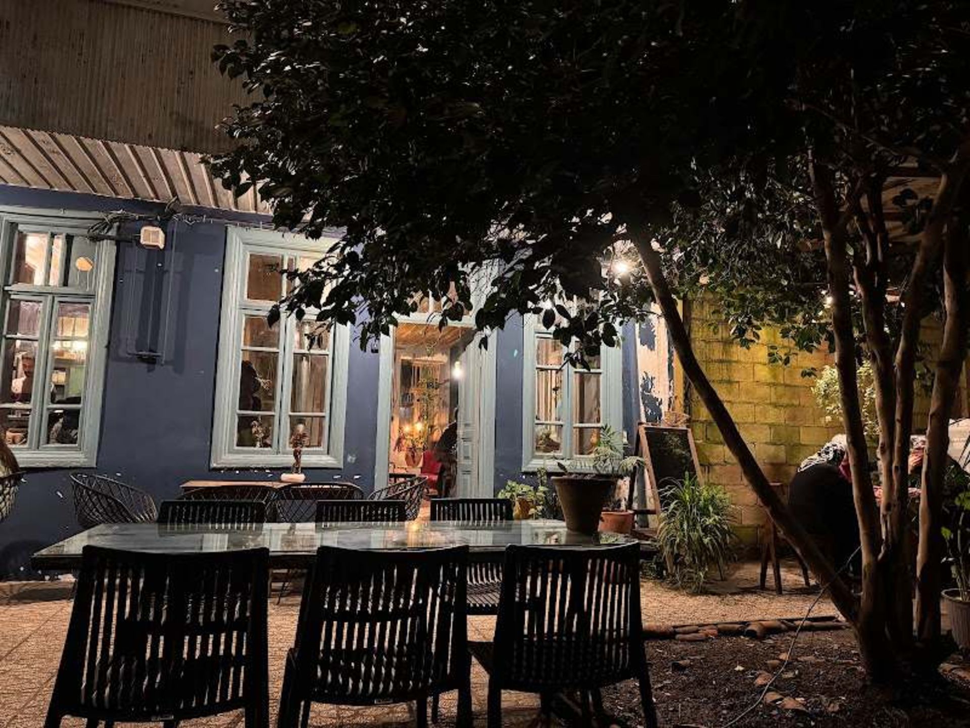 حیاط کافه چرخ رشت در شب