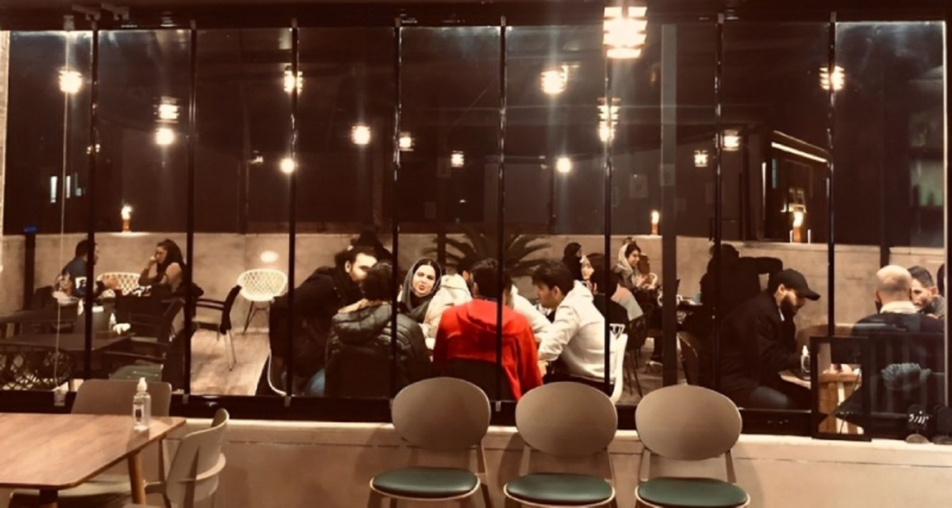 کافه ری را رشت در شب