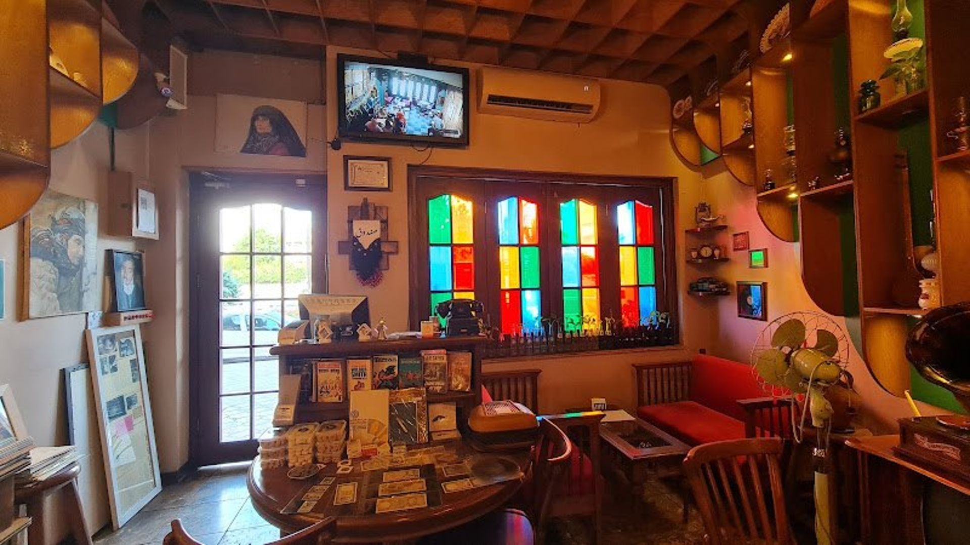 فضای داخلی کافه موزه رشت