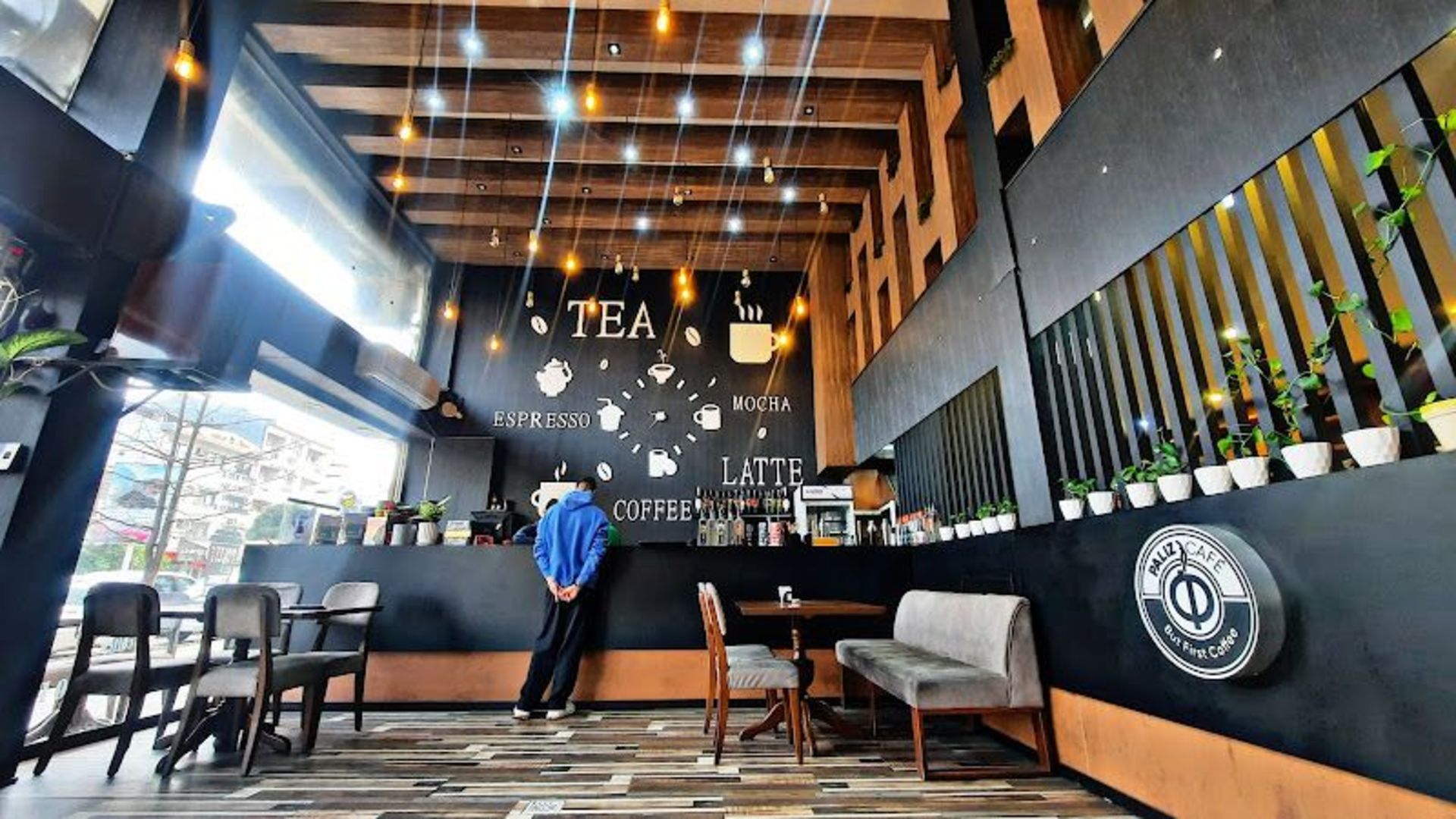 فضای داخلی کافه پالیز رشت