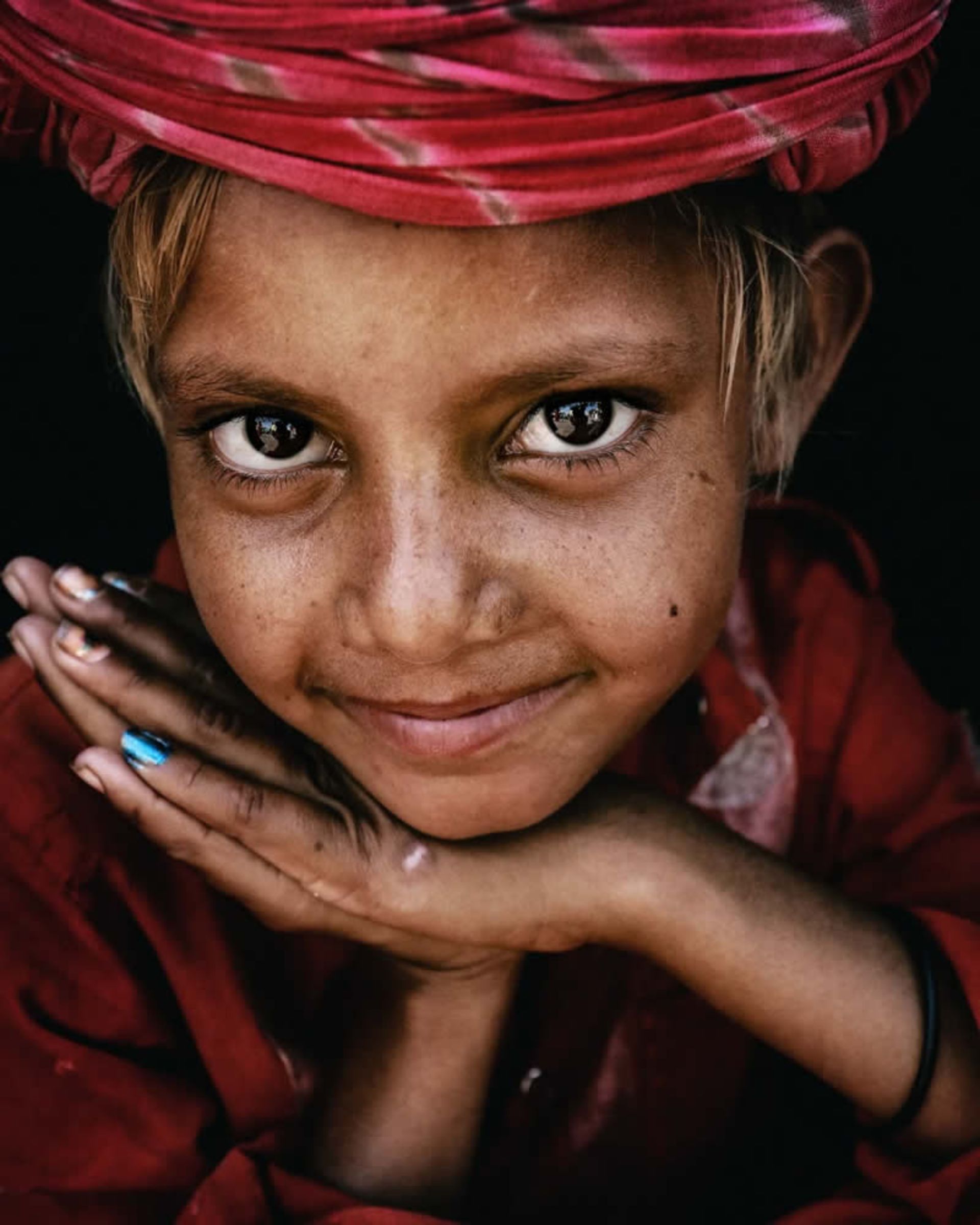 پرتره دخترکی با شال سرخ