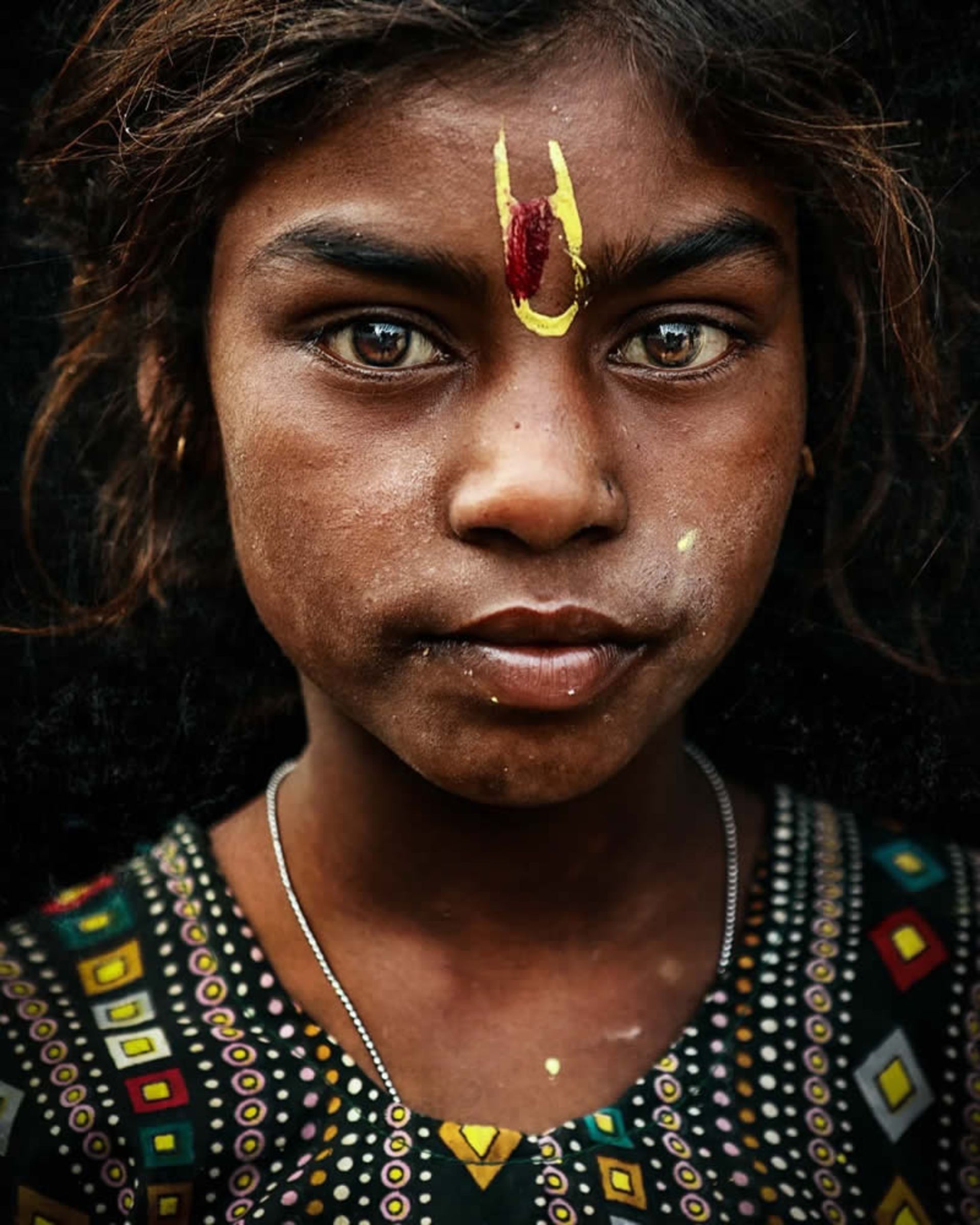 پرتره دختری با صورت رنگ شده