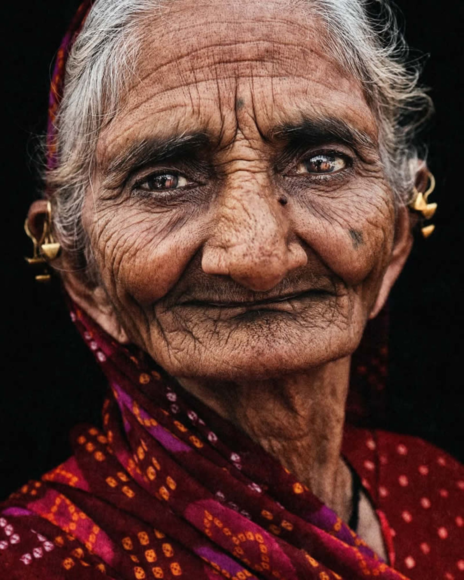 پرتره پیرزنی با شال قرمز