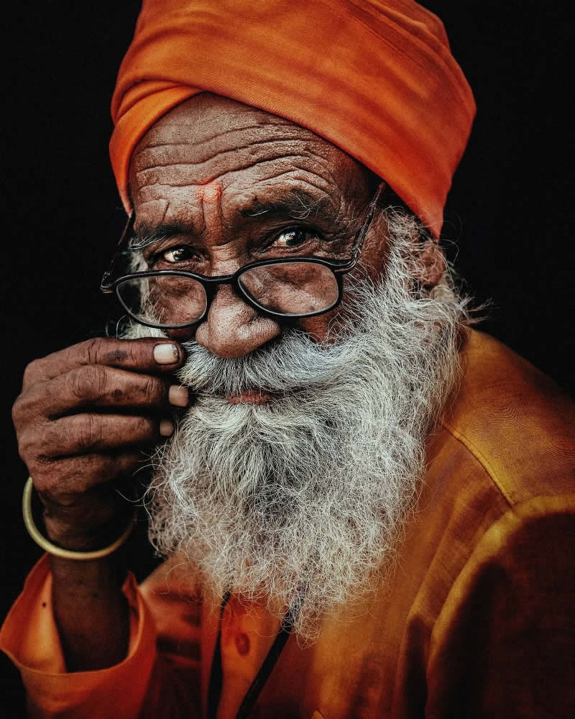 پرتره پیرمردی با دستار نارنجی