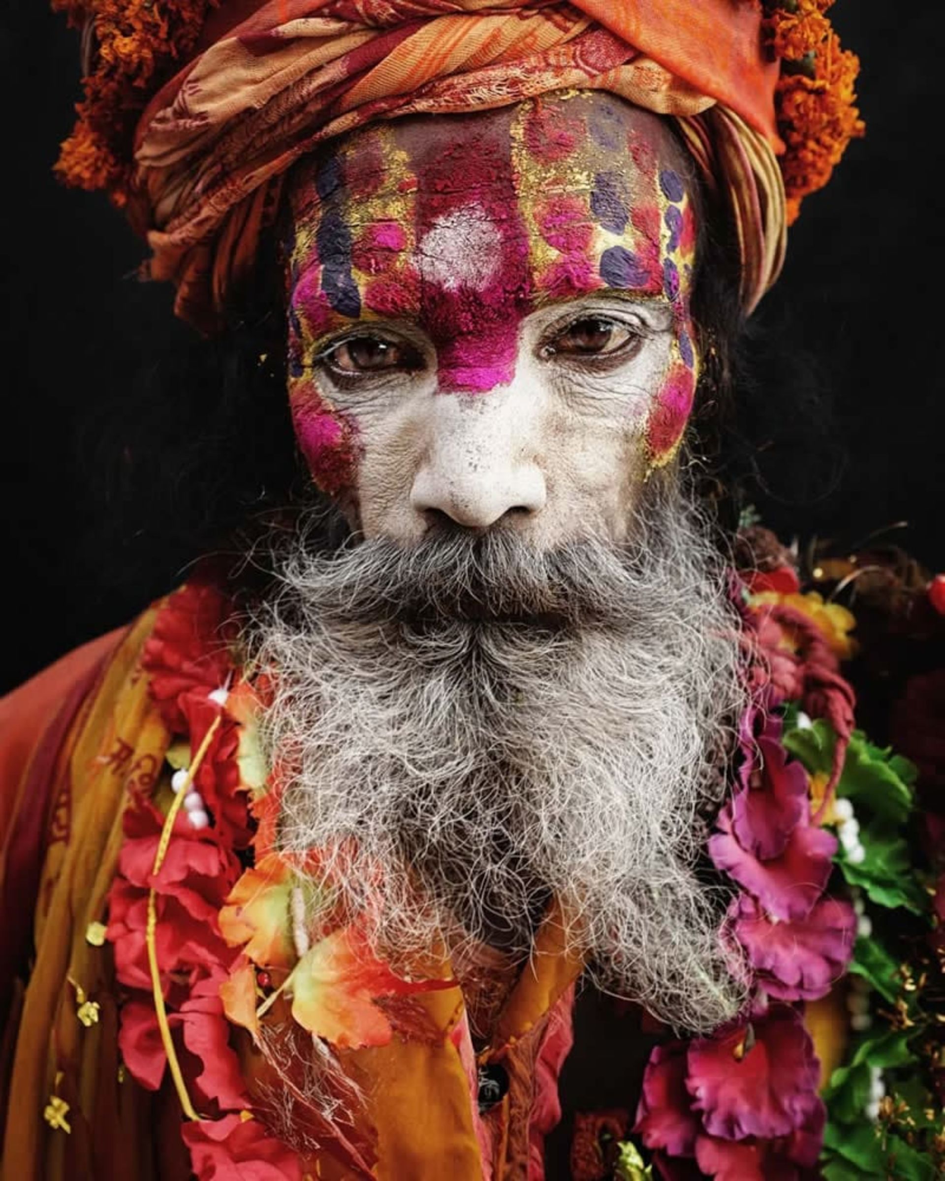 پرتره پیرمردی با صورت رنگ شده