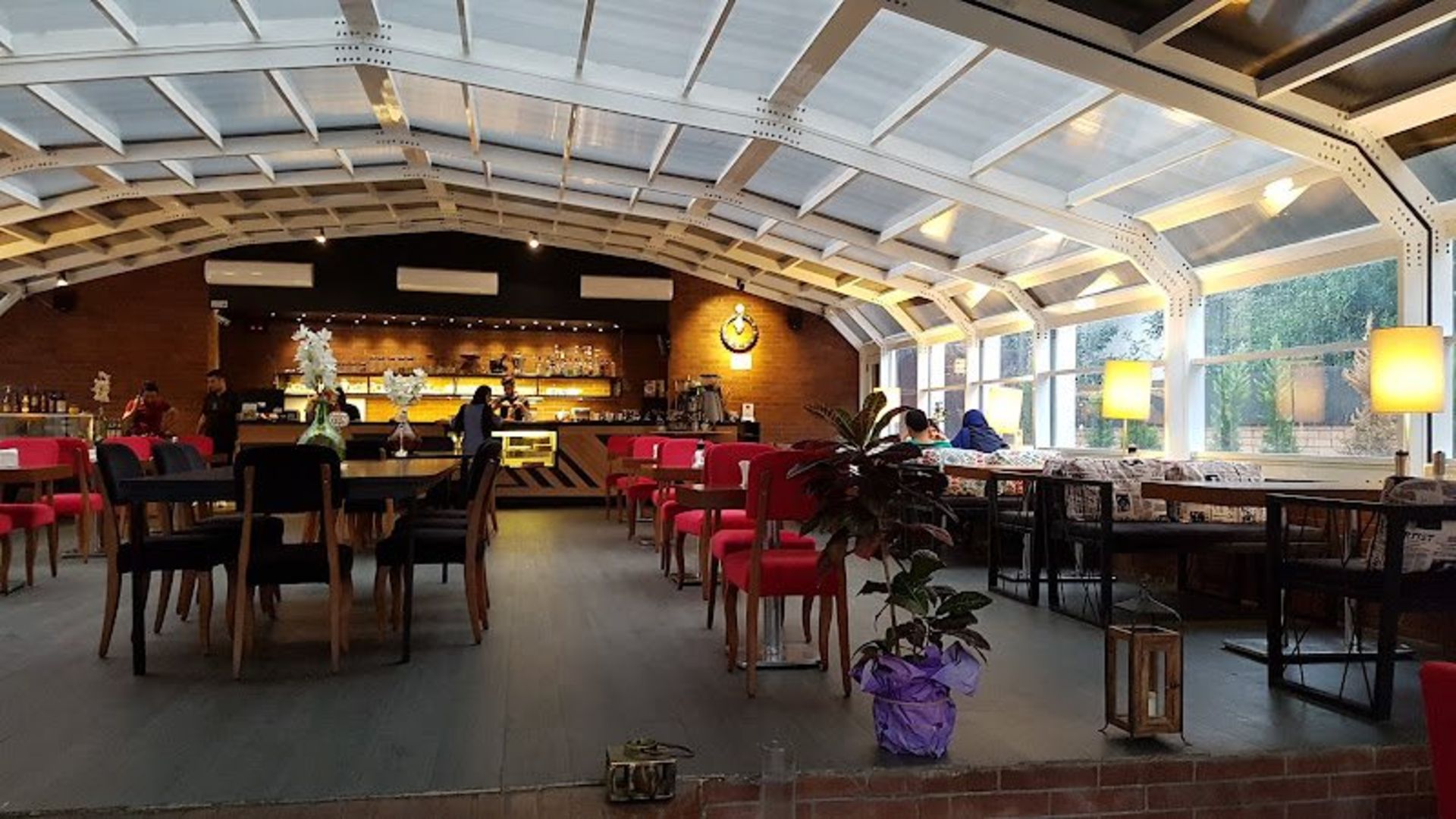 فضای داخلی کافه آرتیست رشت