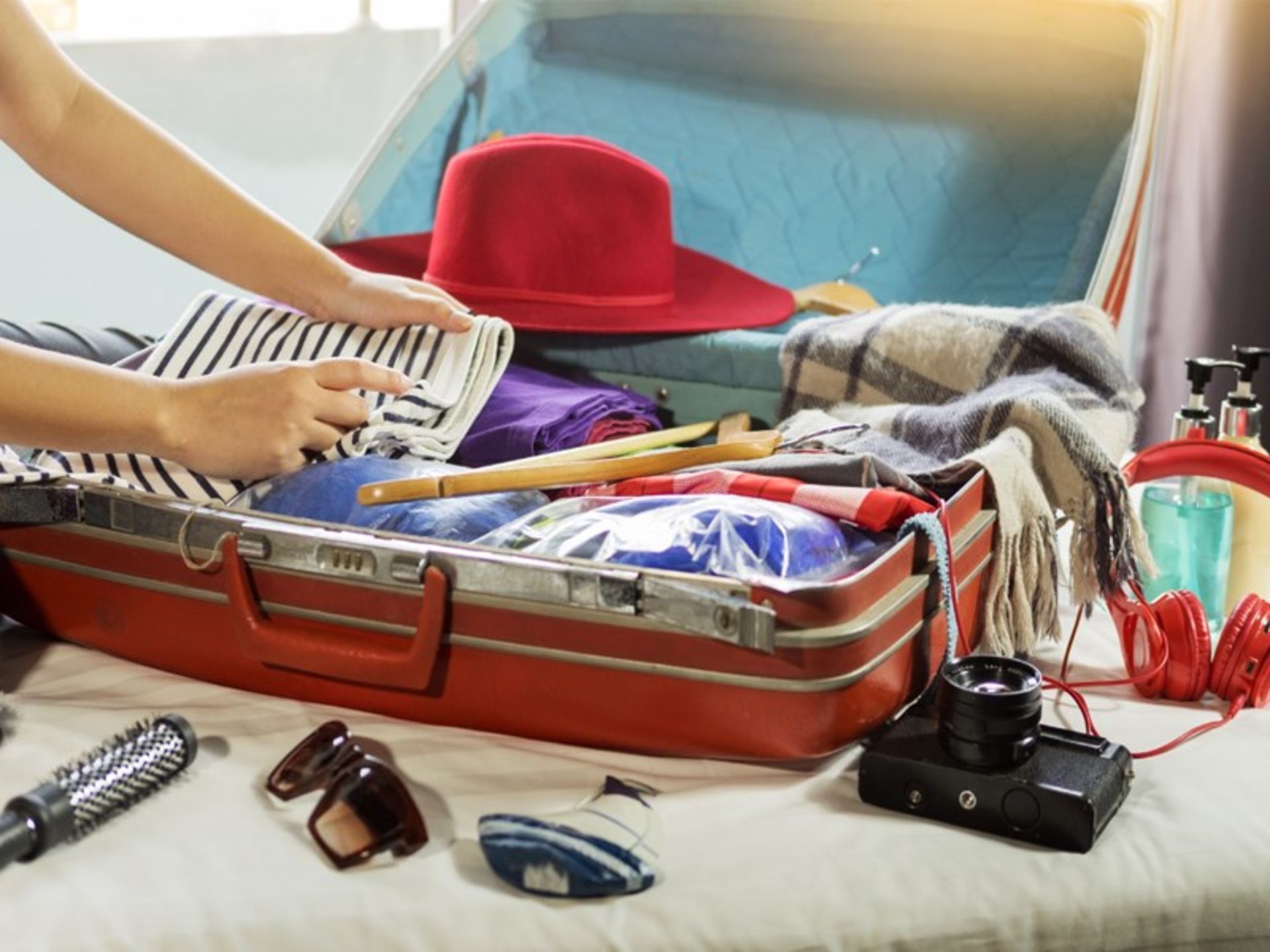 راهنمای پوشاک برای سفرهای تابستانی؛ سبک، راحت و جذاب بپوشید 3 بستن چمدان برای سفرهای تابستانی؛ منبع عکس: سایت