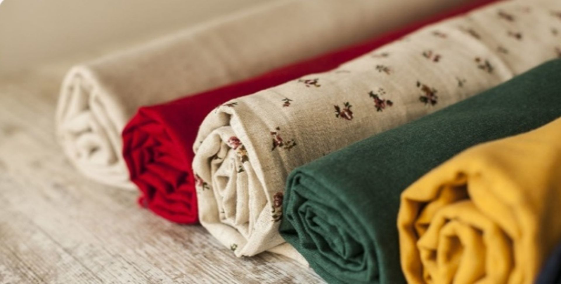 راهنمای پوشاک برای سفرهای تابستانی؛ سبک، راحت و جذاب بپوشید 4 انواع پارچه های تابستانی؛ منبع عکس: سایت offerclothes.ir. عکاس: نامشخص