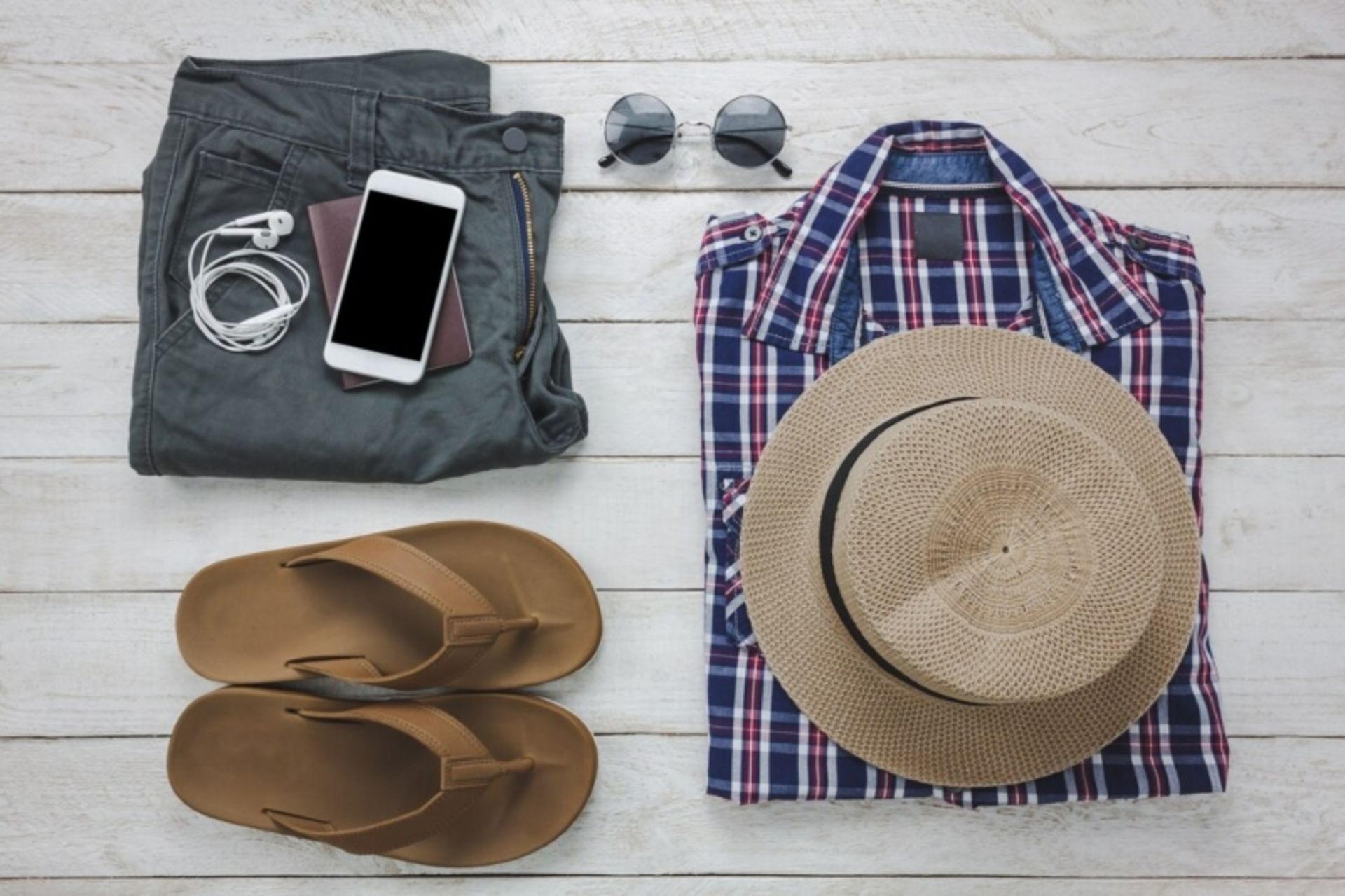 راهنمای پوشاک برای سفرهای تابستانی؛ سبک، راحت و جذاب بپوشید 5 ست لباس تابستانه مردانه برای سفر؛ منبع عکس: سایت sarabara.com. عکاس: نامشخص