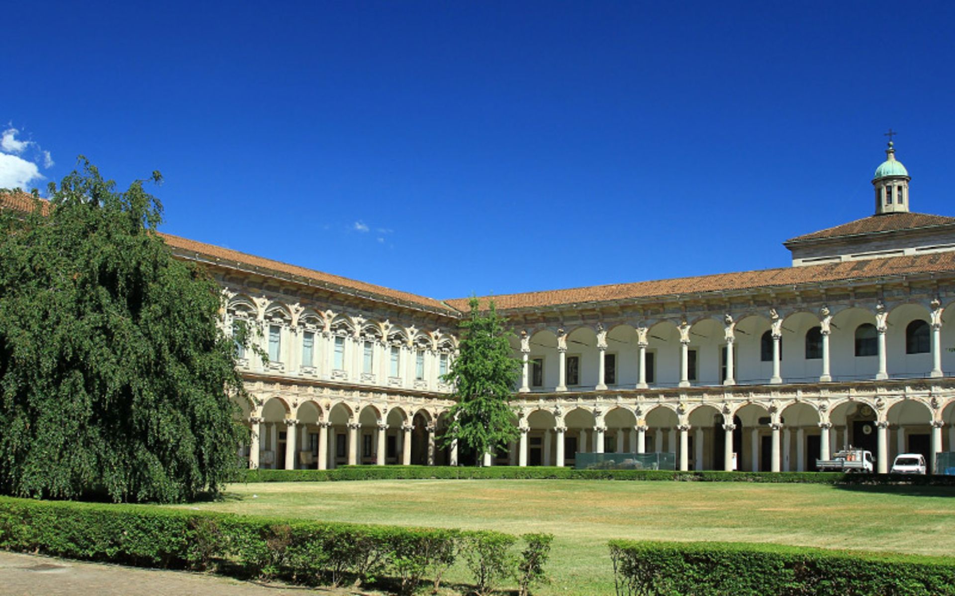 محوطه دانشگاه میلان