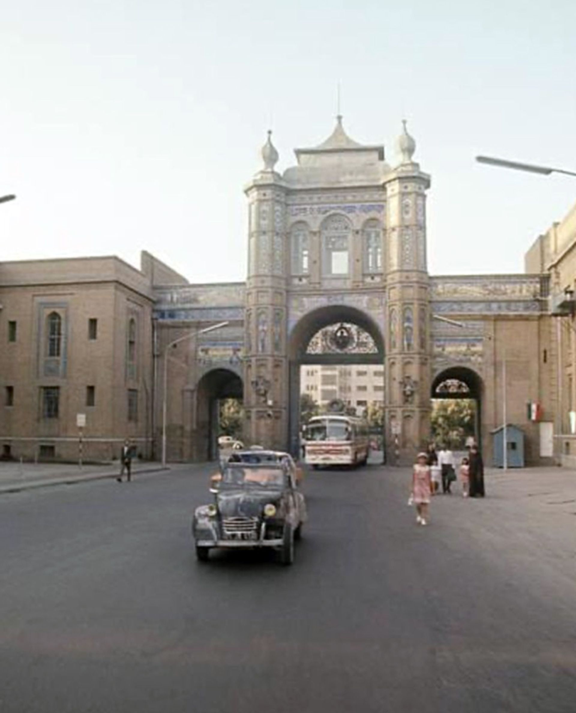 عکس تاریخی میدان مشق و دروازه باغ ملی