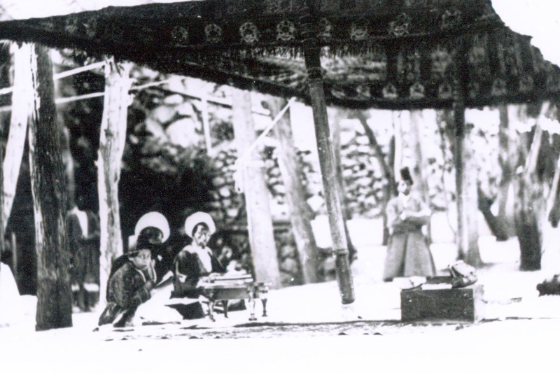 سفر به دوره قاجار؛ چادر مکتبخانهای که برای بچهها برپا شده است 1