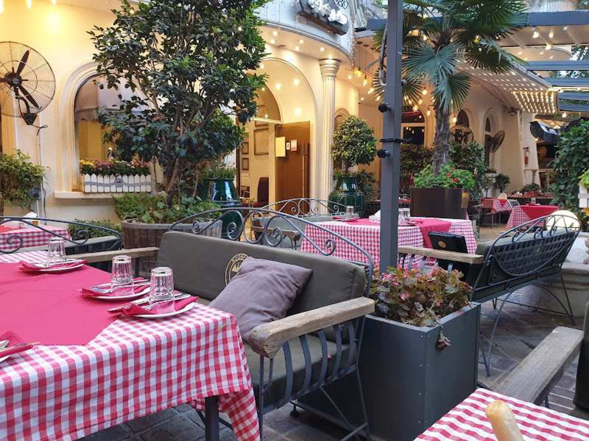 دکوراسیون رستوران کوهپایه دربند