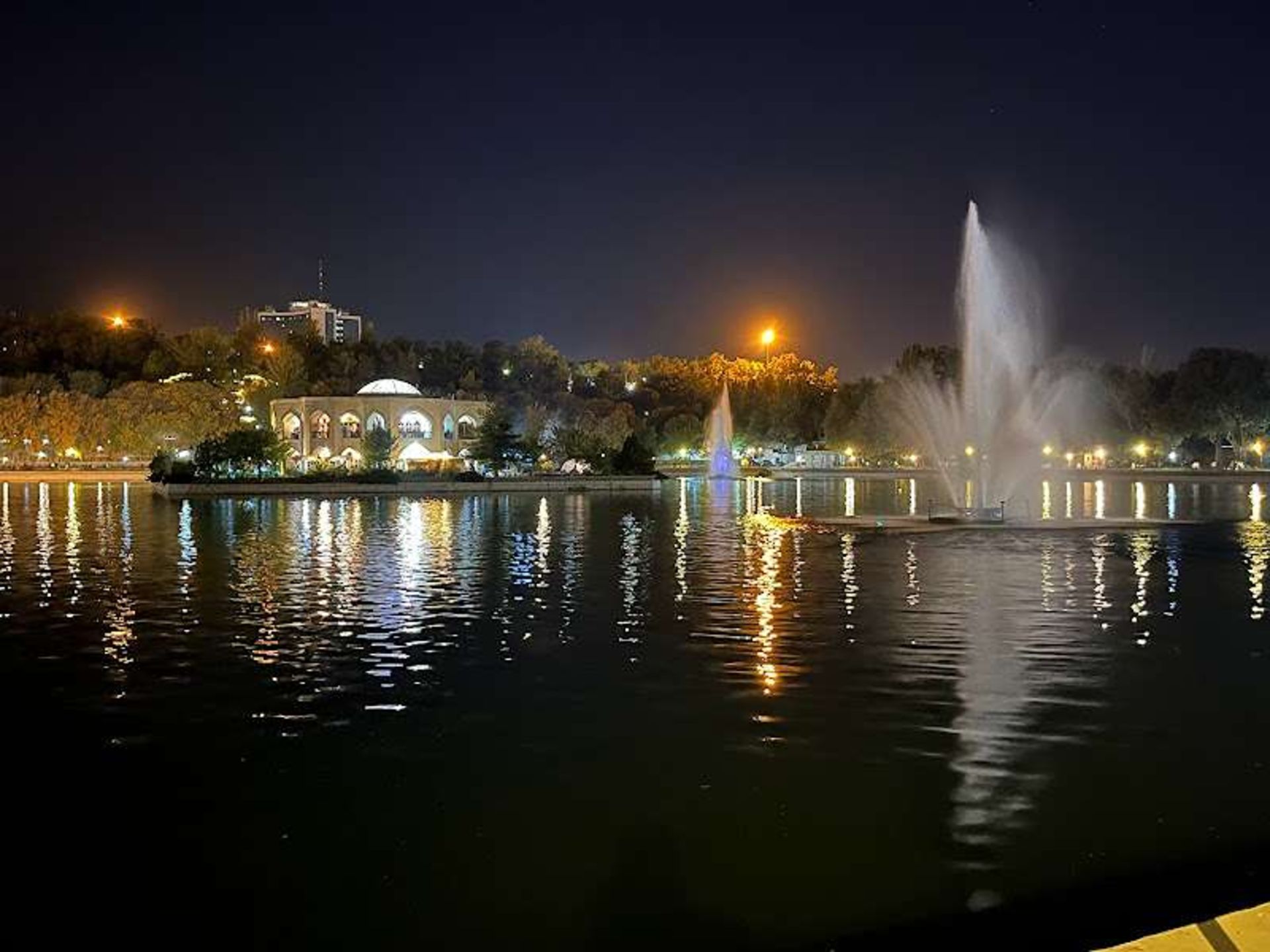 عمارت ائل گلی تبریز در شب