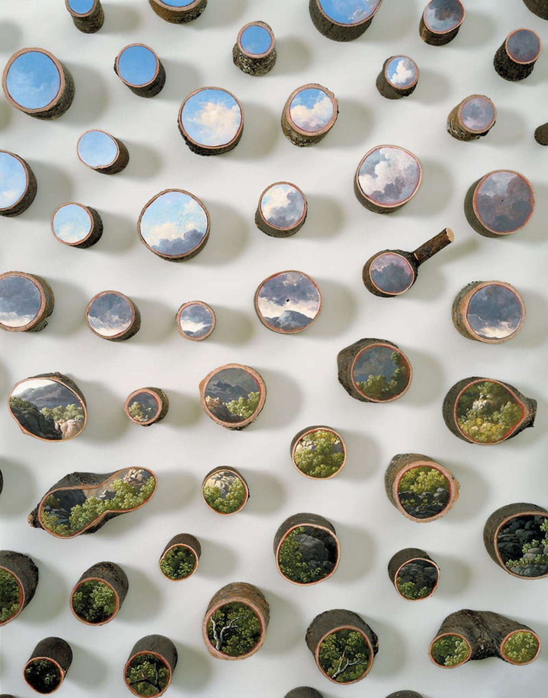 تعدادی نقاشی کوچک روی چوب