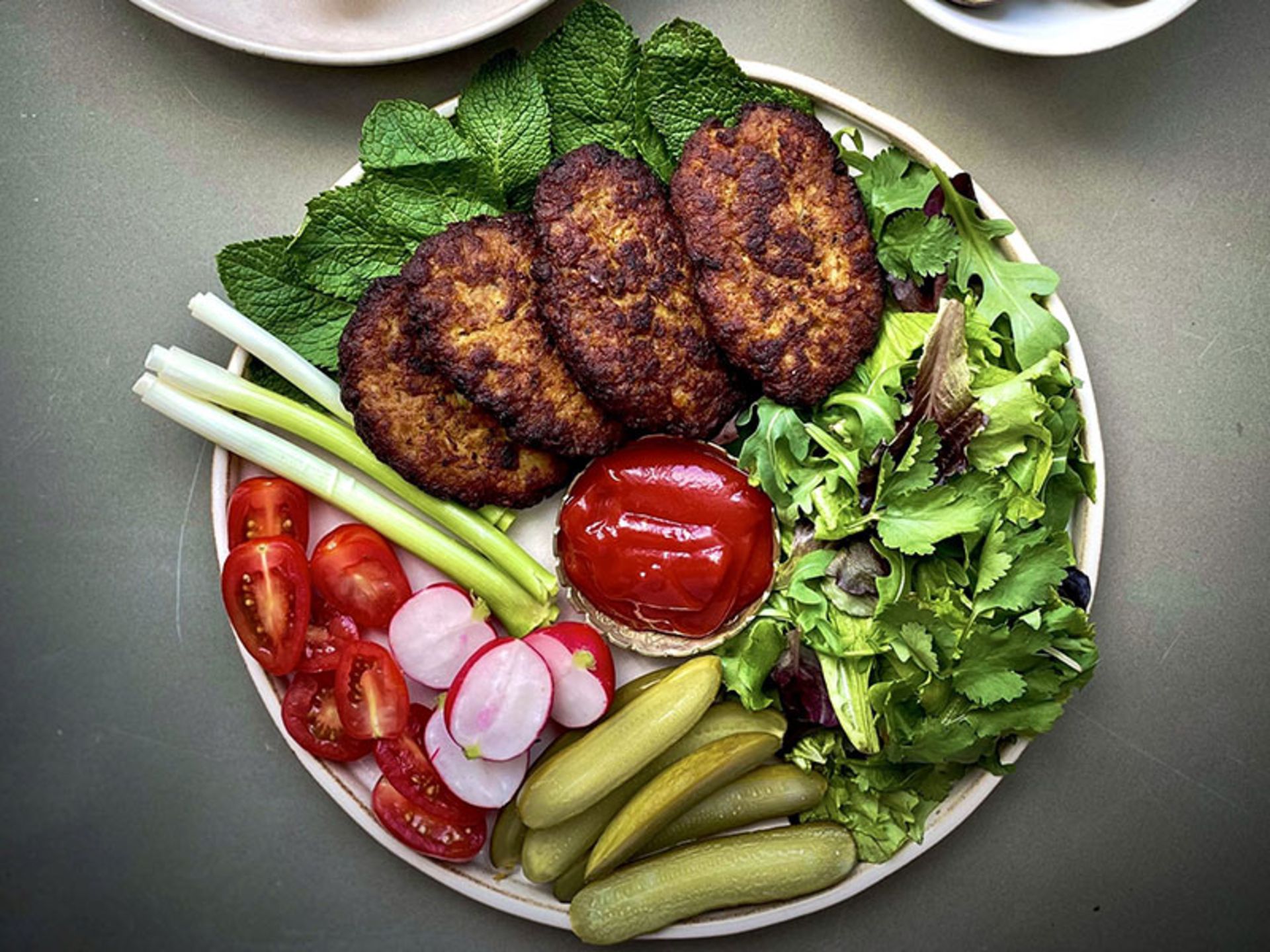 در سفرهای تابستانی چه غذایی با خود ببریم؟ 5 کتلت گوشت با خیارشور و گوجه