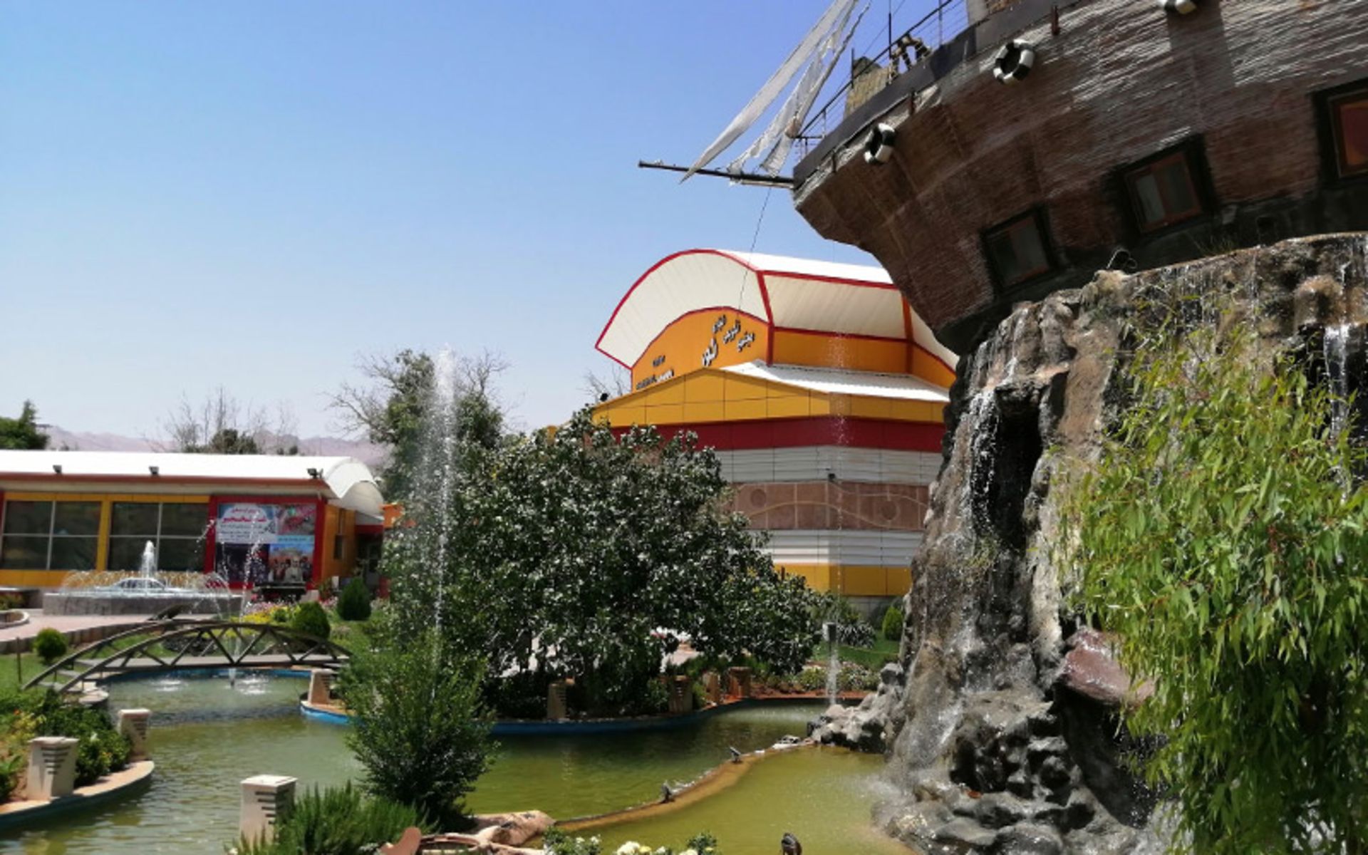 حیاط مجتمع گردشگری اقامتی نور محلات