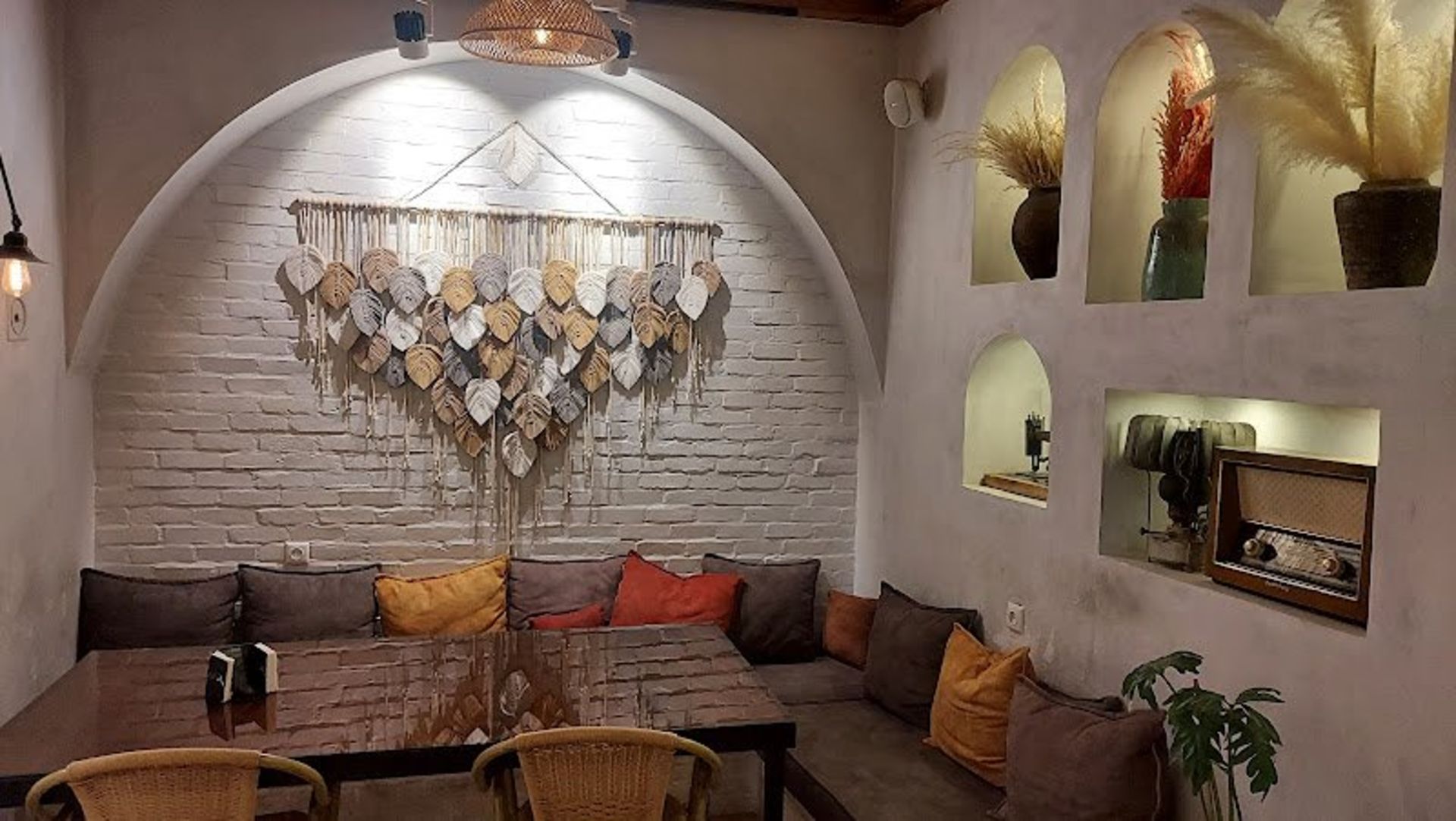 فضای داخلی کافه پاپاسی یزد