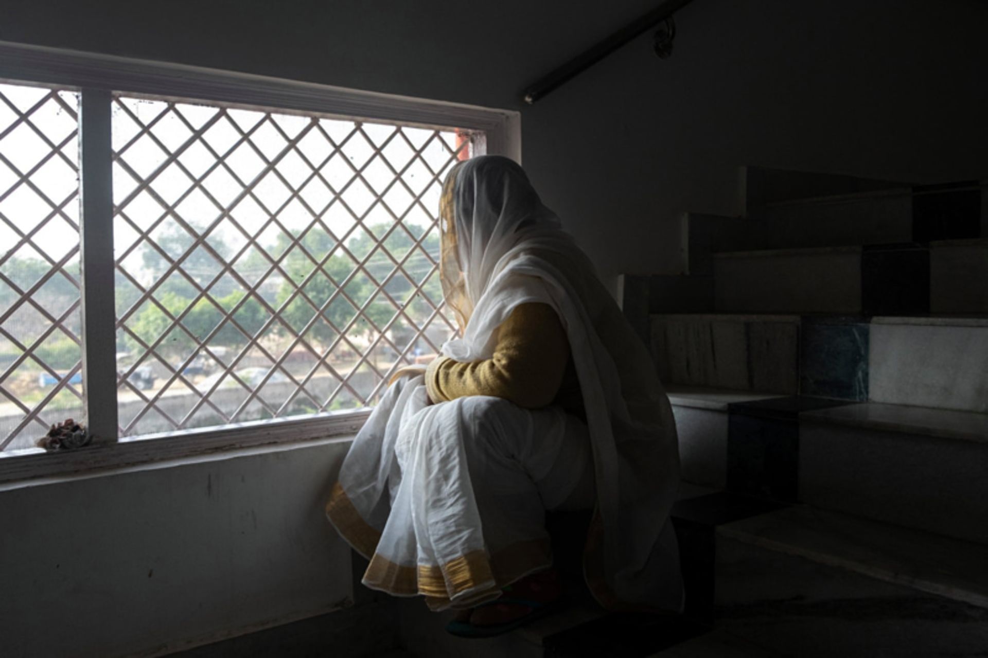 زن بیوه هندی کنار پنجره