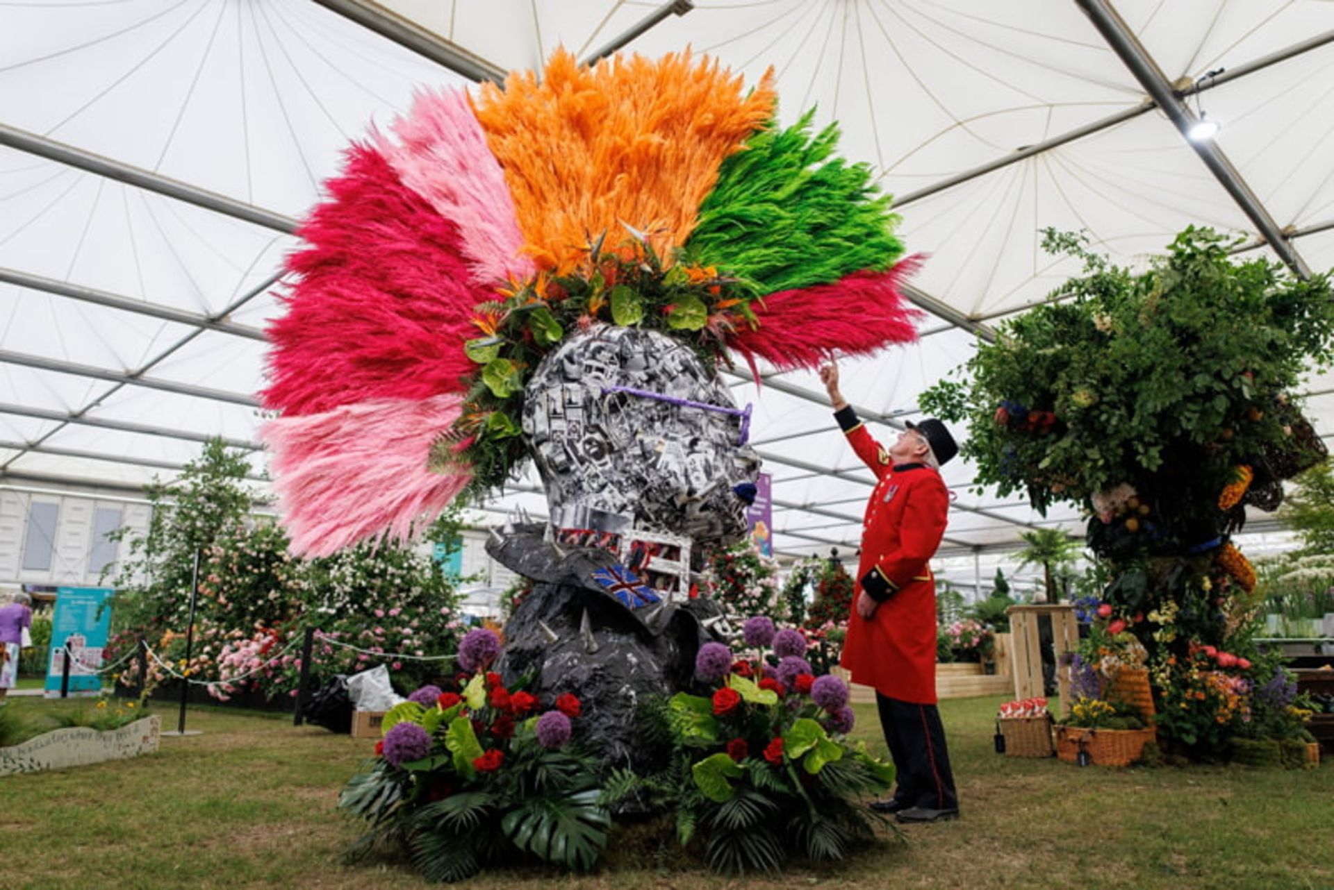 یک پانک گل‌ آرایی شده با موهای تیغ‌ تیغی در نمایشگاه گل چلسی