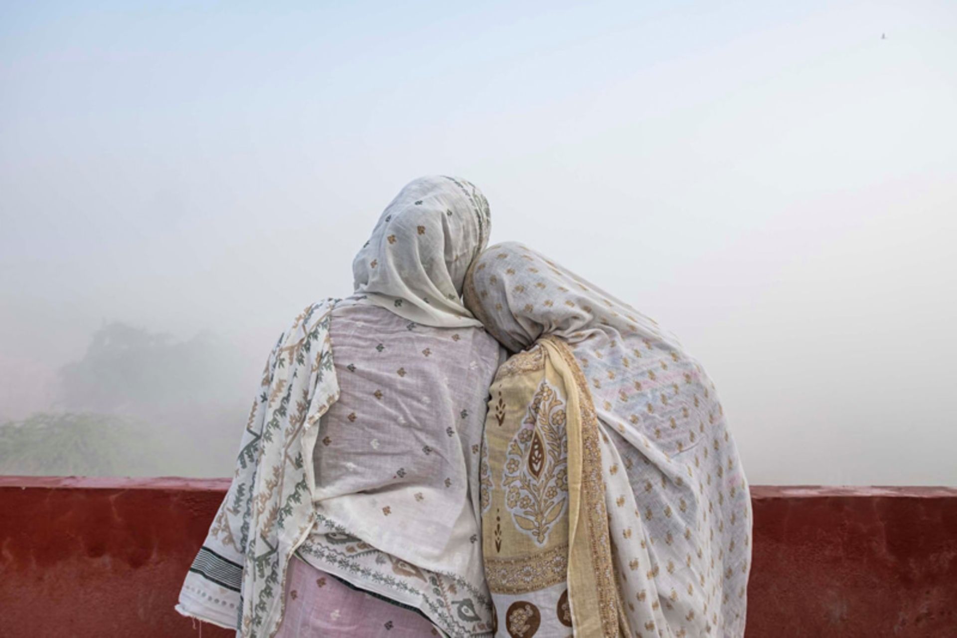 دو زن هندی با لباس سفید