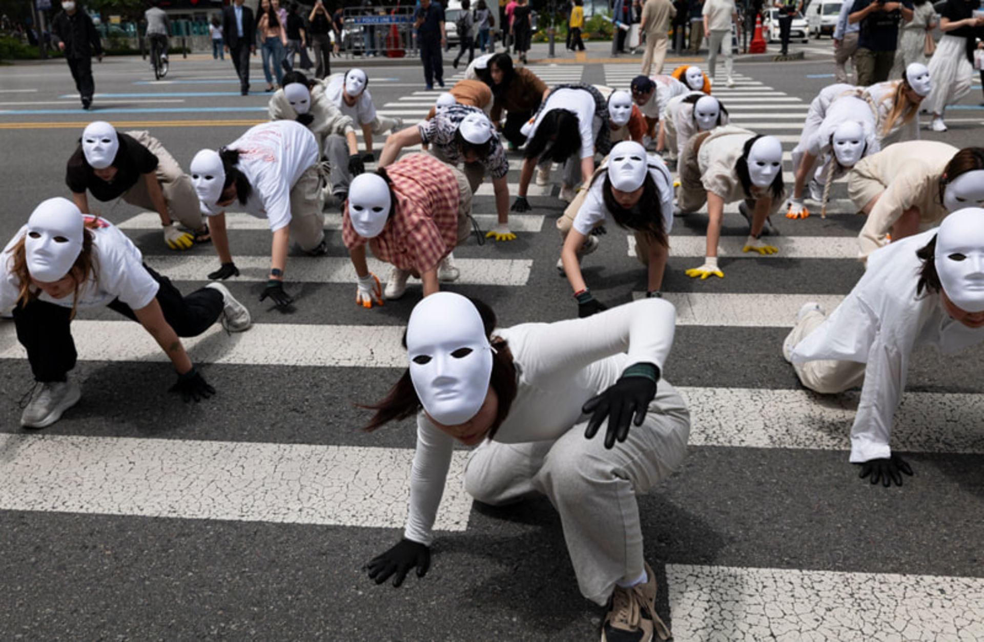 اعضای گروه کره سبز متحد در حال اجرای مراسمی در روز جهانی تنوع زیستی در سئول