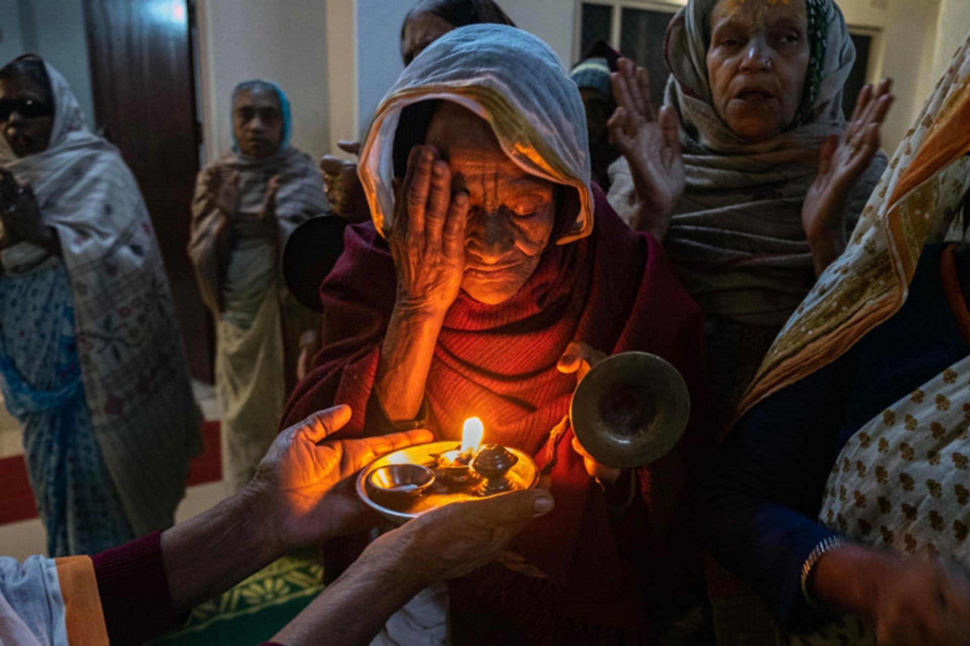 بیوه هندی با شمعی در دست