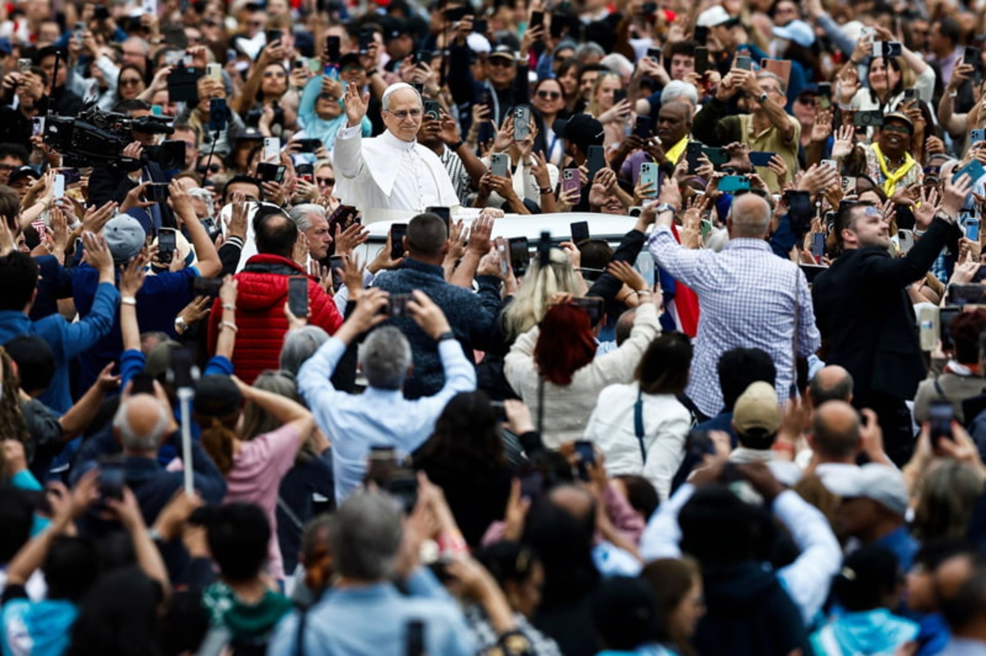 پاپ لئو چهاردهم در اولین دیدار عمومی هفتگی خود در میدان سنت پیتر