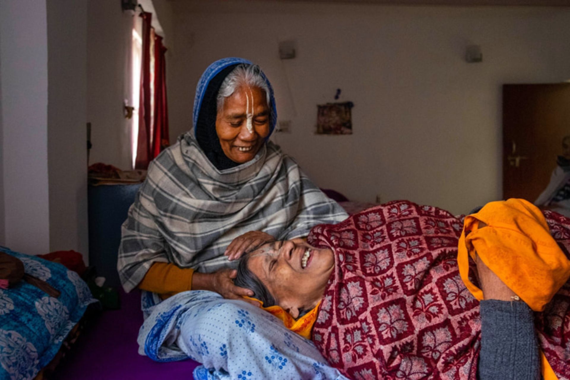 دو بیوه هندی در کنار هم