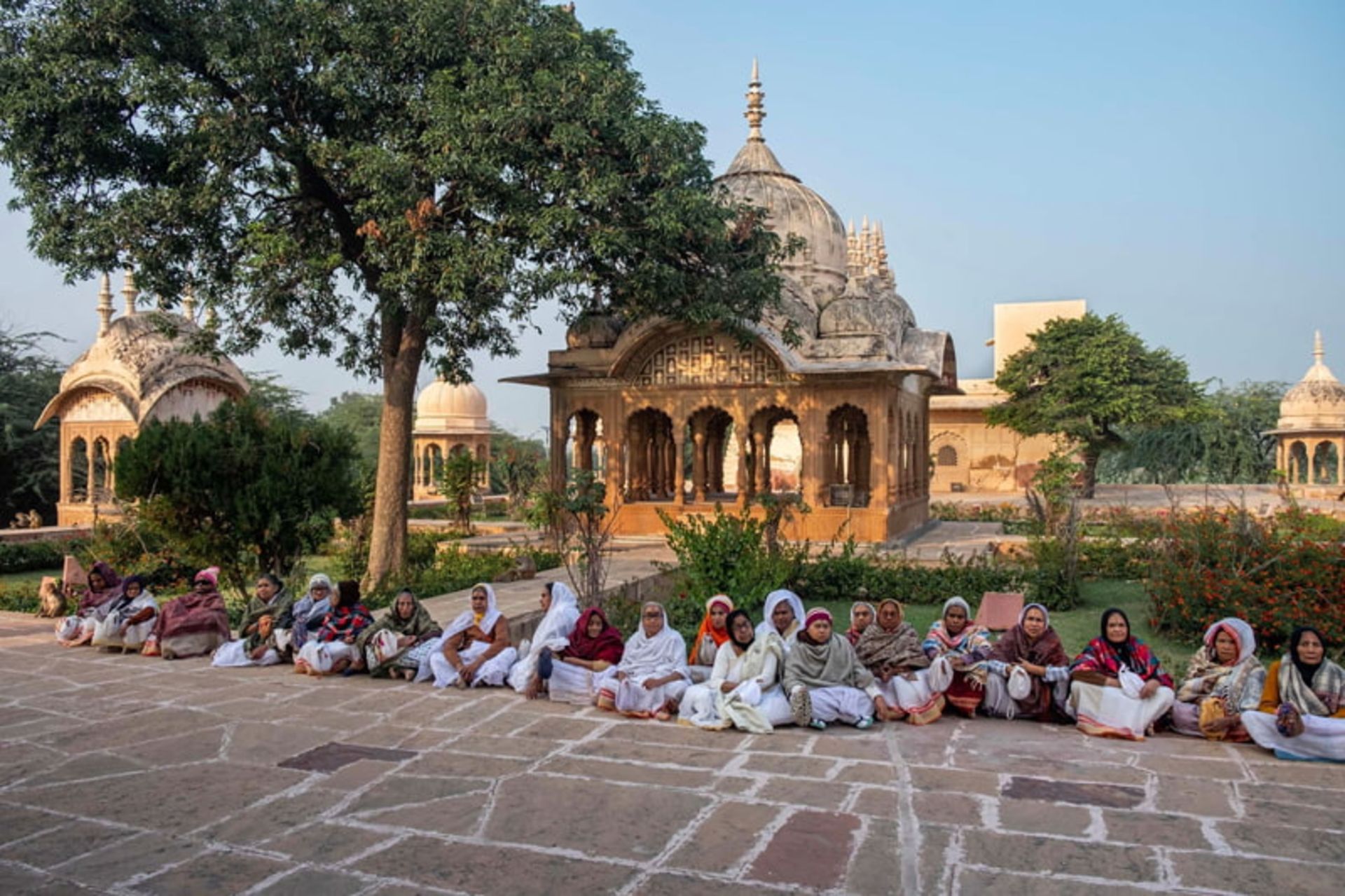 بیوه های هندی در مقابل معبد